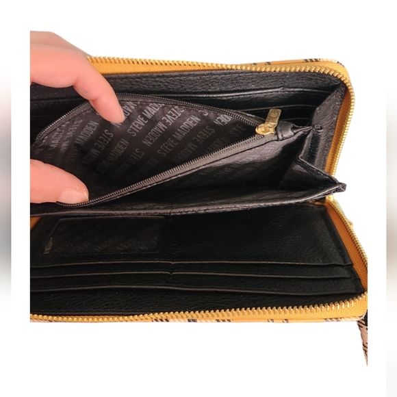 Steve Madden Womens Zip- Around Wallet in Yellow & Black Plaid - Picture 5 of 6
